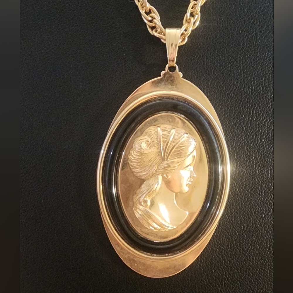 Vintage Cameo Gold‎ Tone Pendant Necklace - Picture 2 of 8